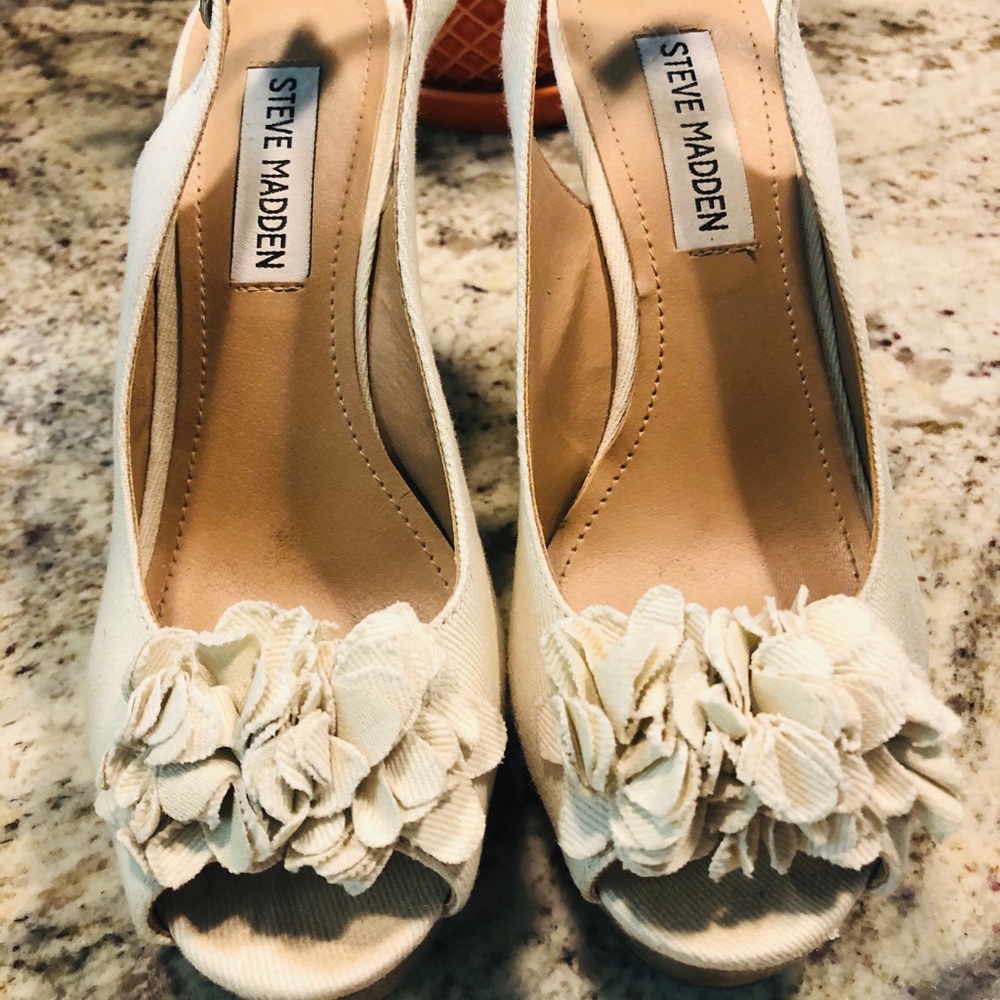 STEVE MADDEN beatuful wedges size 5.